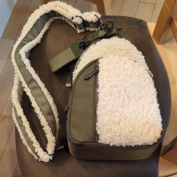 Green and White Crossbody Bag House Of Harlow Nwt - Picture 1 of 5
